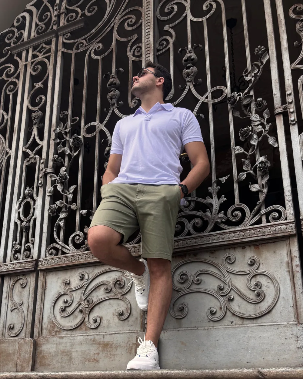 Look Classic Style com polo branca e bermuda verde