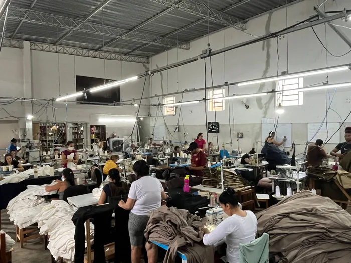 Equipe de produção Classic Style na fábrica